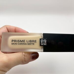 Givenchy PRISME LIBRE SKIN-CARING GLOW HYDRATING FOUNDATION in 1-W105